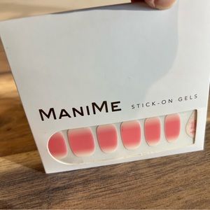 ManiME stick- on gels Mochi Ombre salon quality at-home manicures in minutes.